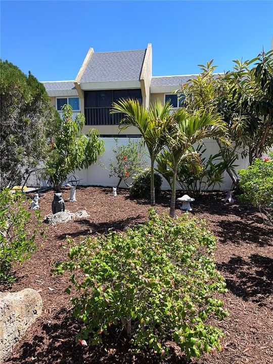 For Sale: $129,000 (2 beds, 2 baths, 902 Square Feet)