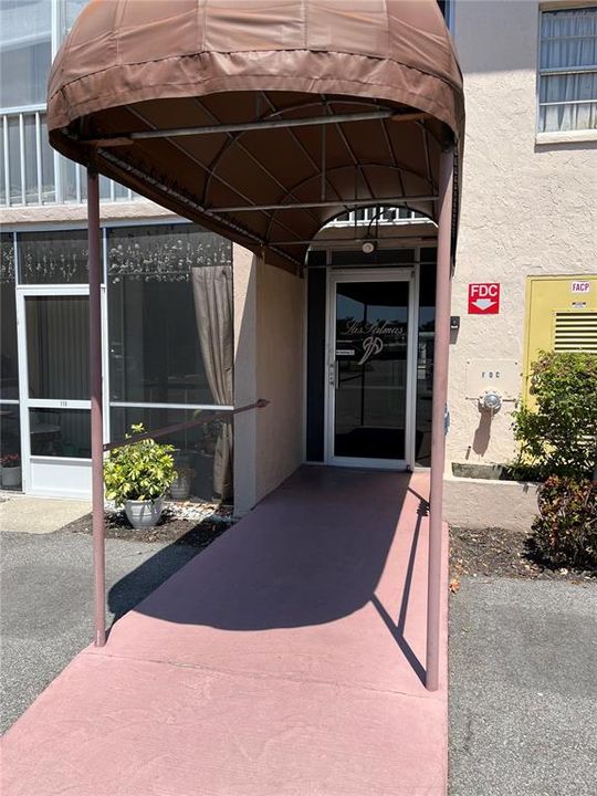 For Sale: $129,000 (2 beds, 2 baths, 902 Square Feet)