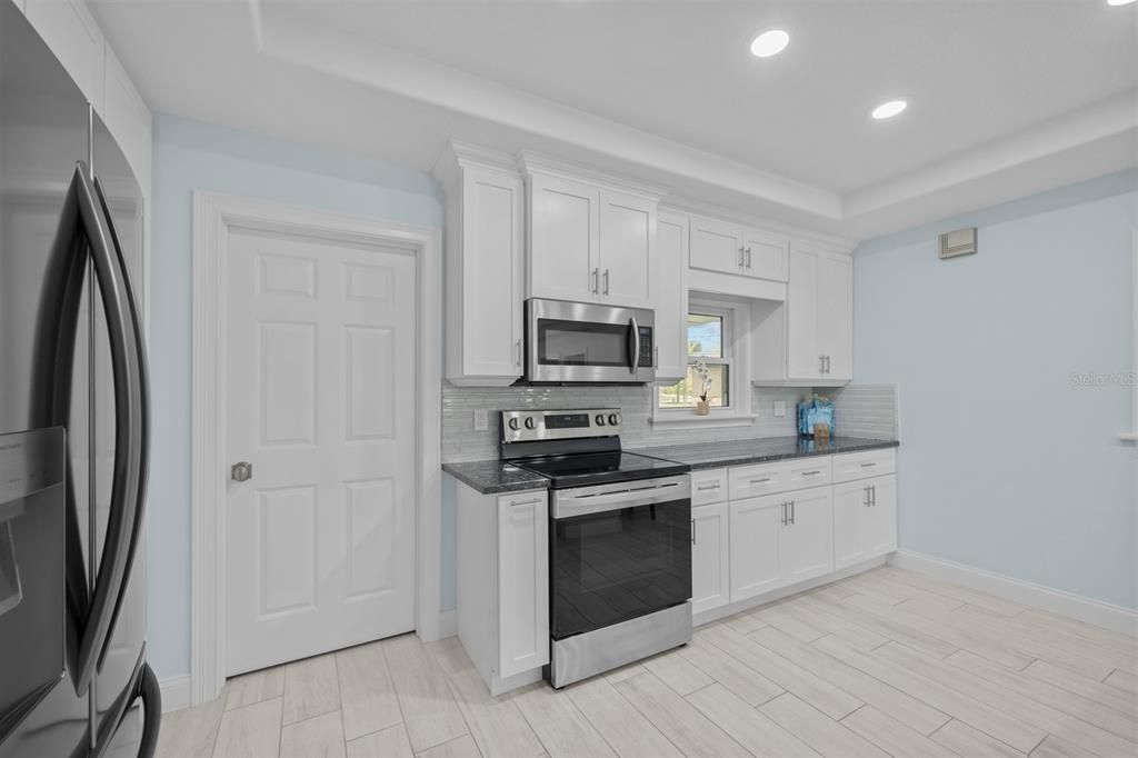 Под контрактом: $564,900 (3 спален, 2 ванн, 1806 Квадратных фут)
