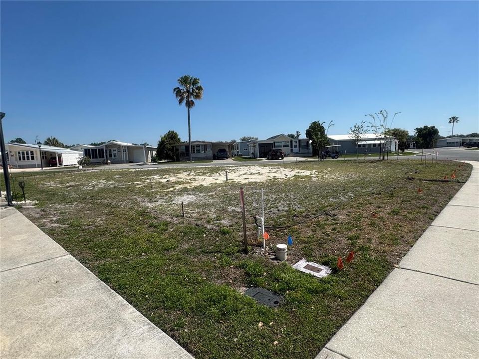 На продажу: $70,000 (0.11 acres)