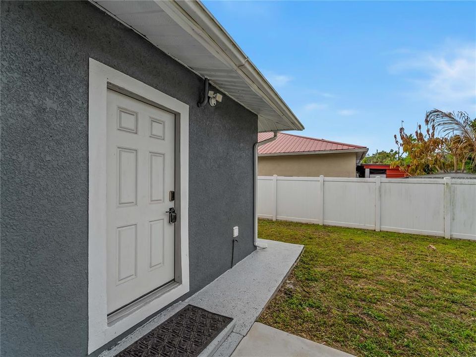 Active With Contract: $240,000 (2 beds, 1 baths, 814 Square Feet)