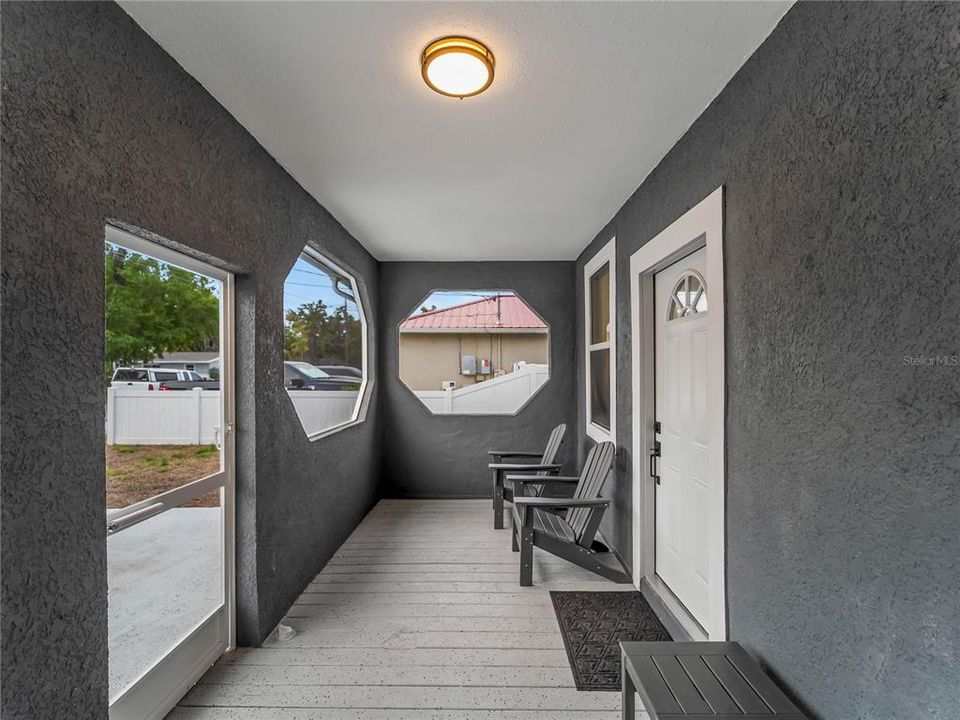 Active With Contract: $240,000 (2 beds, 1 baths, 814 Square Feet)
