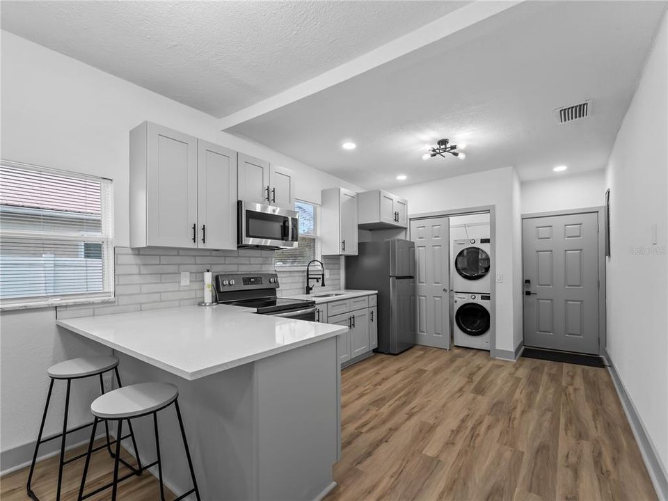 Active With Contract: $240,000 (2 beds, 1 baths, 814 Square Feet)