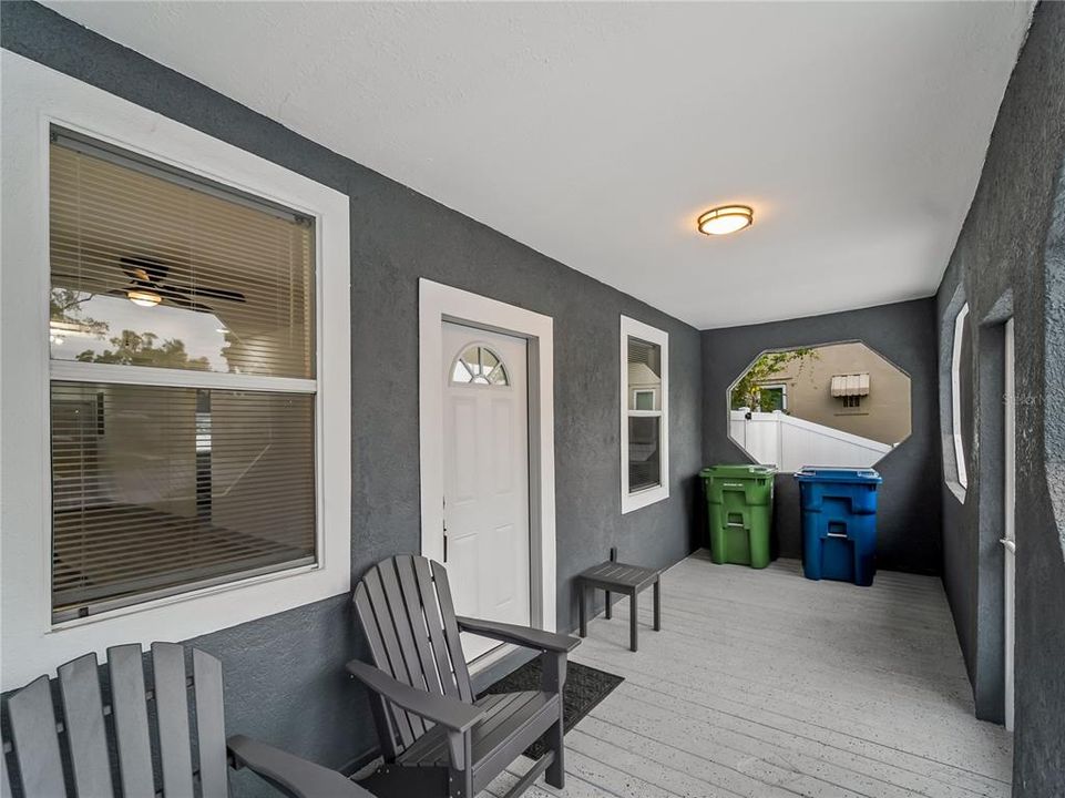 Active With Contract: $240,000 (2 beds, 1 baths, 814 Square Feet)