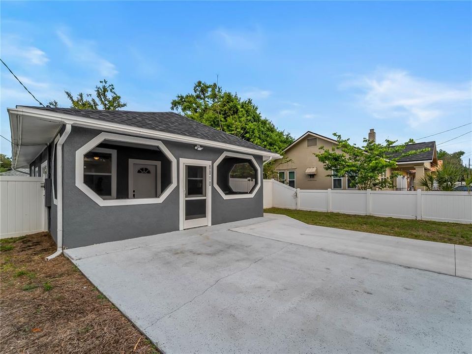 Active With Contract: $240,000 (2 beds, 1 baths, 814 Square Feet)
