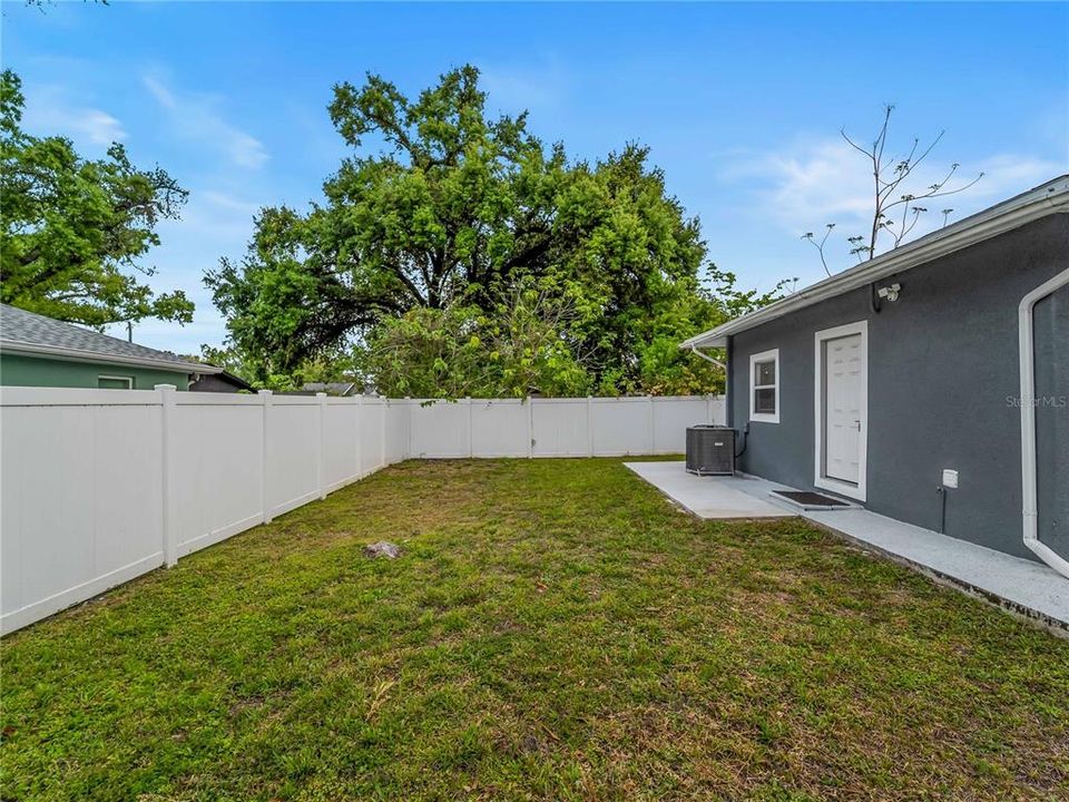 Active With Contract: $240,000 (2 beds, 1 baths, 814 Square Feet)