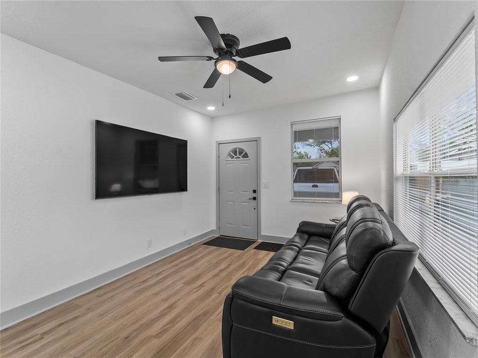 Active With Contract: $240,000 (2 beds, 1 baths, 814 Square Feet)
