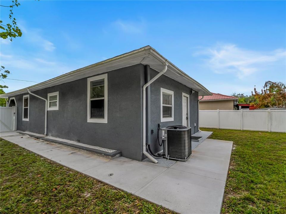 Active With Contract: $240,000 (2 beds, 1 baths, 814 Square Feet)