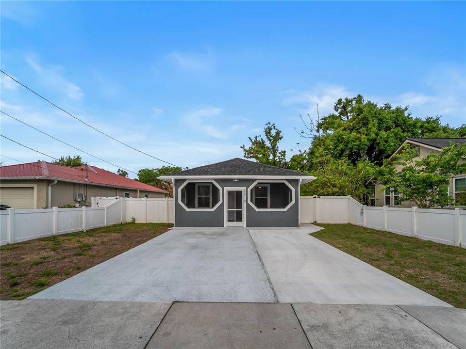Active With Contract: $240,000 (2 beds, 1 baths, 814 Square Feet)