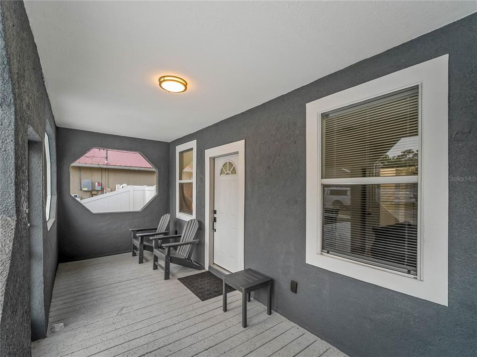 Active With Contract: $240,000 (2 beds, 1 baths, 814 Square Feet)