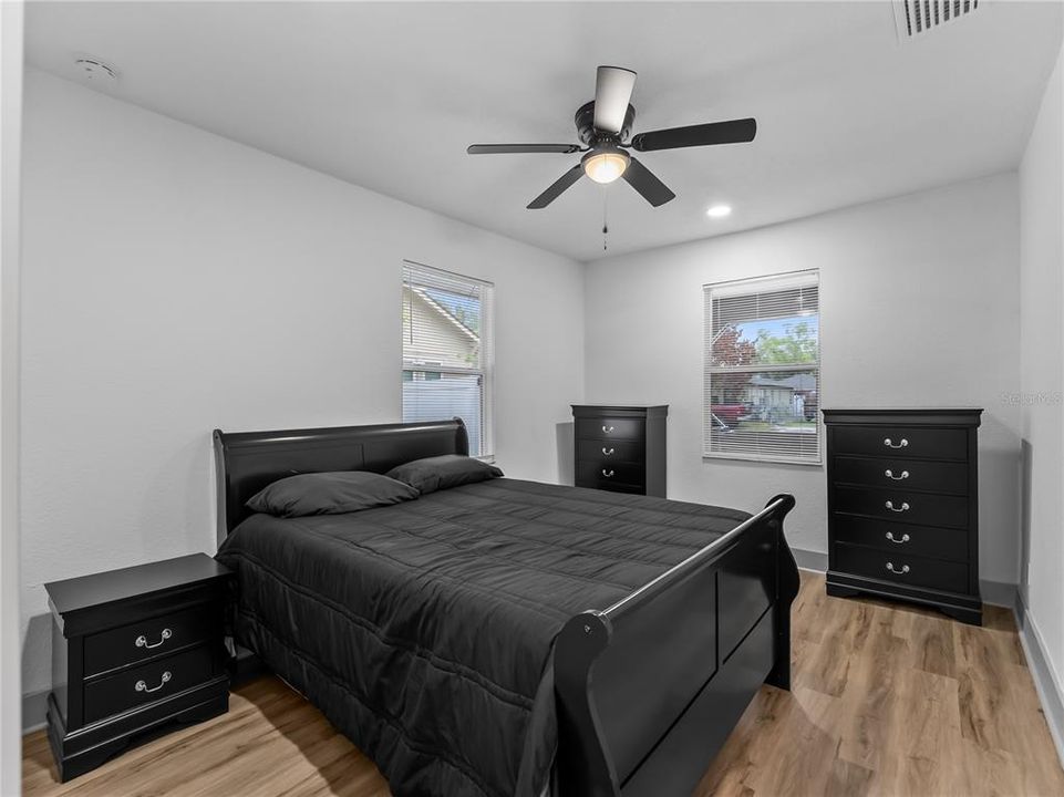 Active With Contract: $240,000 (2 beds, 1 baths, 814 Square Feet)