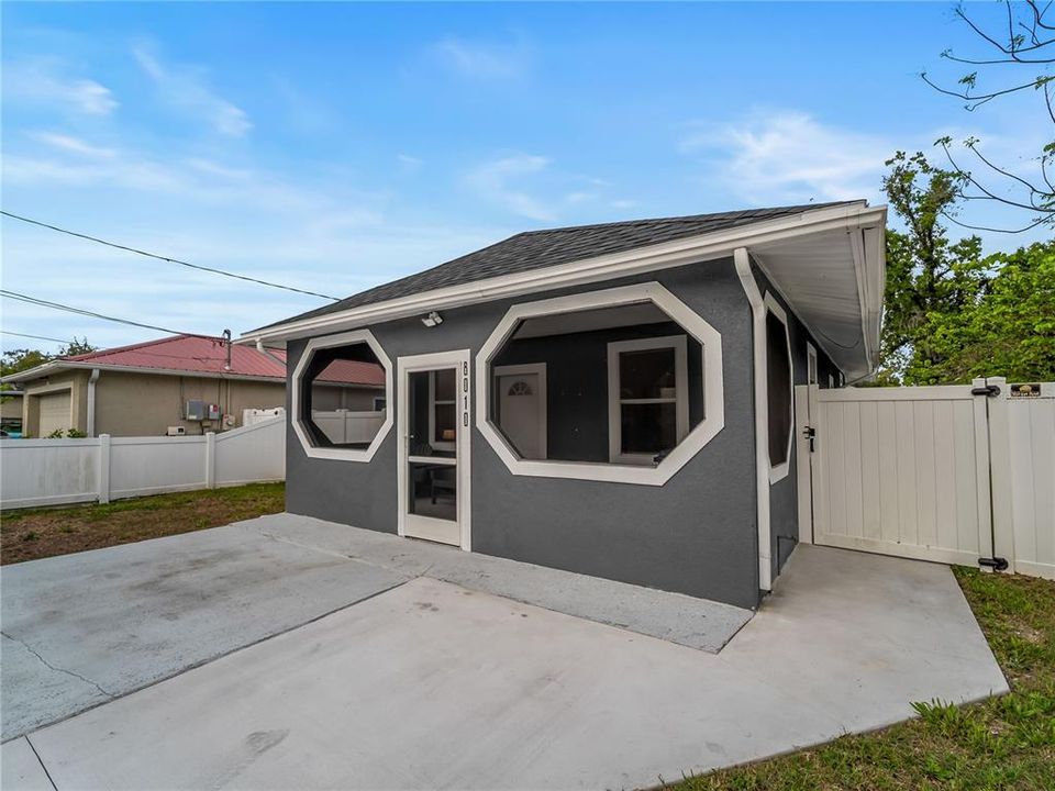 Active With Contract: $240,000 (2 beds, 1 baths, 814 Square Feet)