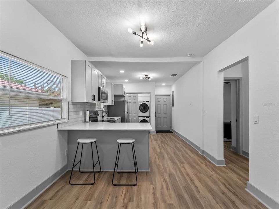 Active With Contract: $240,000 (2 beds, 1 baths, 814 Square Feet)