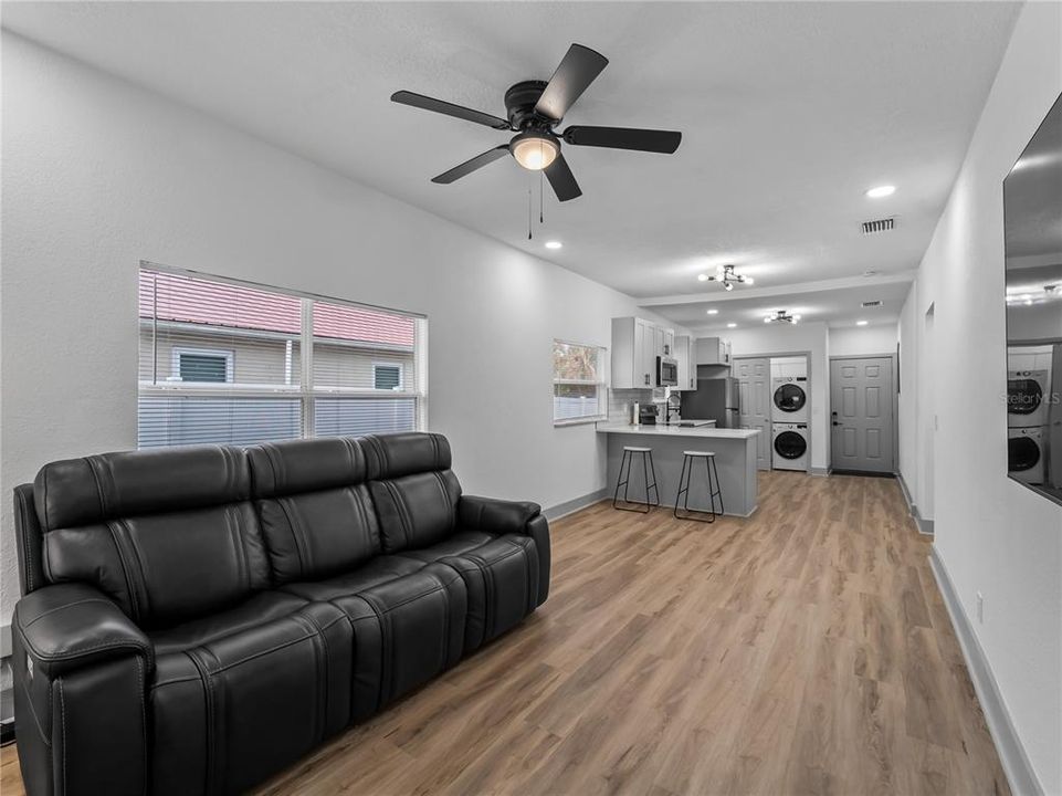 Active With Contract: $240,000 (2 beds, 1 baths, 814 Square Feet)