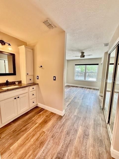 For Sale: $229,900 (2 beds, 2 baths, 995 Square Feet)