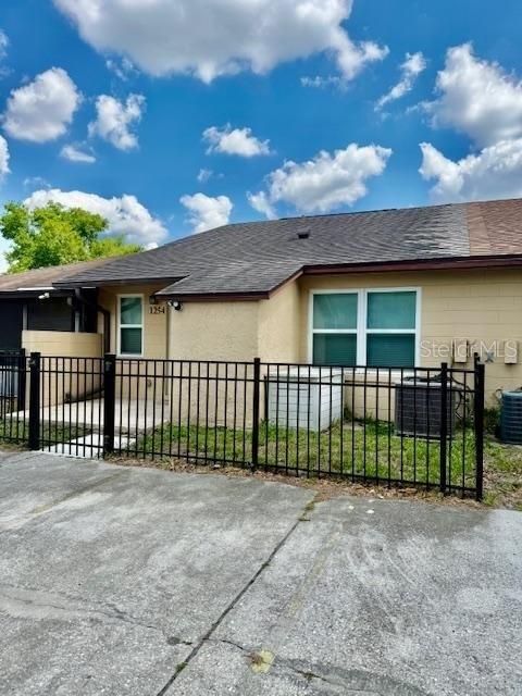 For Sale: $229,900 (2 beds, 2 baths, 995 Square Feet)