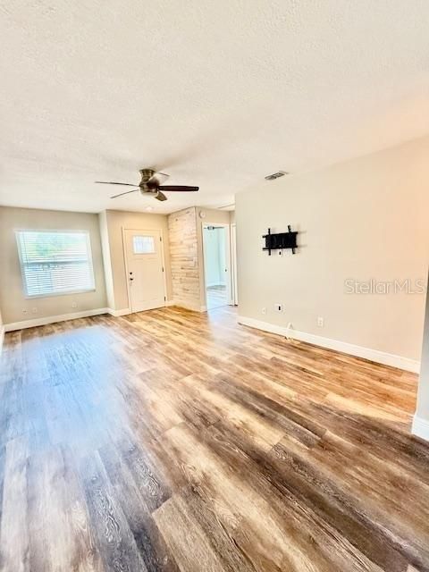 For Sale: $229,900 (2 beds, 2 baths, 995 Square Feet)