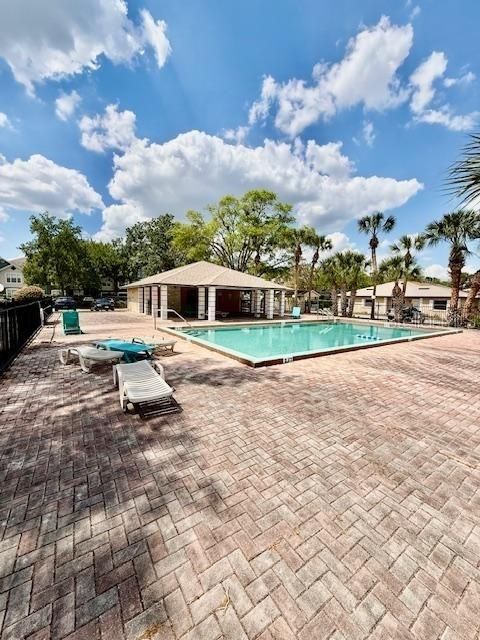 For Sale: $229,900 (2 beds, 2 baths, 995 Square Feet)