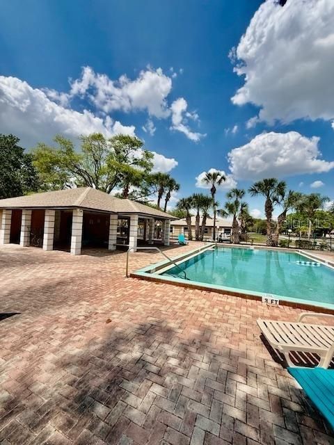 For Sale: $229,900 (2 beds, 2 baths, 995 Square Feet)