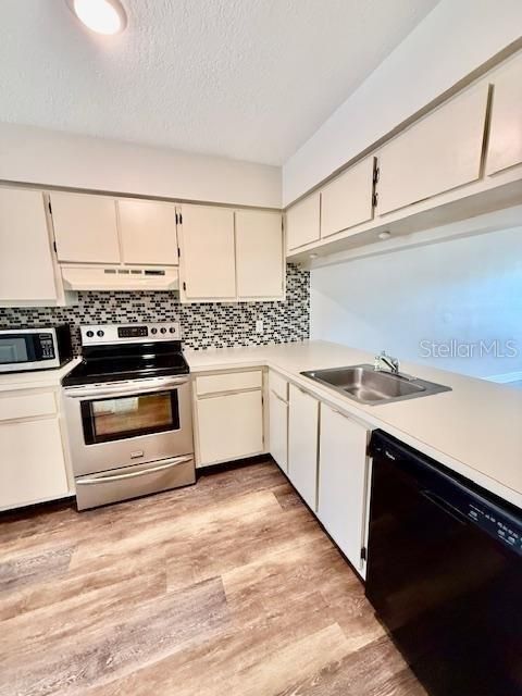 For Sale: $229,900 (2 beds, 2 baths, 995 Square Feet)