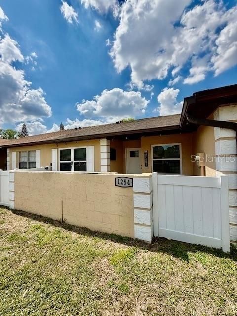 For Sale: $229,900 (2 beds, 2 baths, 995 Square Feet)