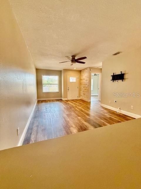 For Sale: $229,900 (2 beds, 2 baths, 995 Square Feet)