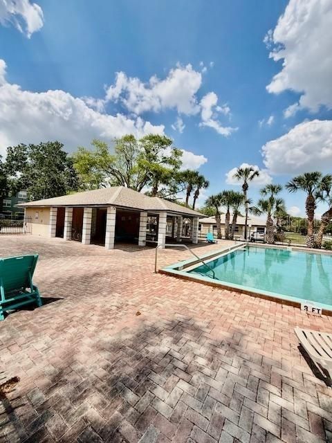 For Sale: $229,900 (2 beds, 2 baths, 995 Square Feet)