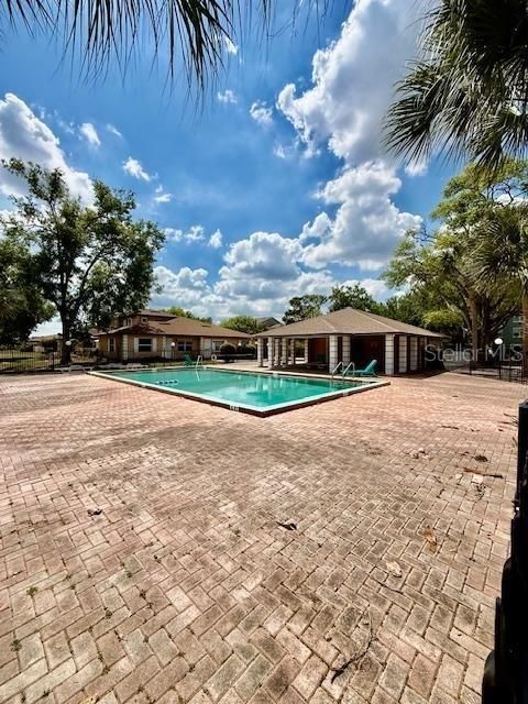 For Sale: $229,900 (2 beds, 2 baths, 995 Square Feet)