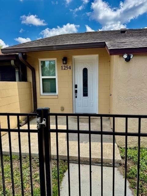 For Sale: $229,900 (2 beds, 2 baths, 995 Square Feet)