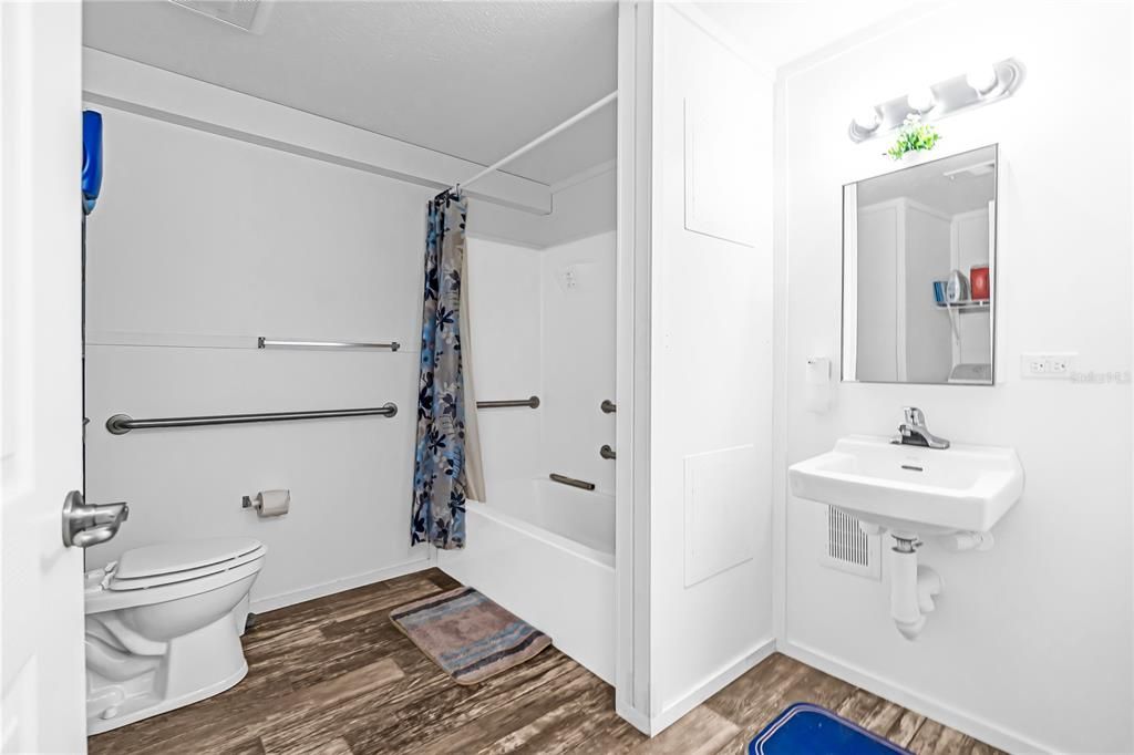 For Sale: $580,000 (3 beds, 2 baths, 980 Square Feet)