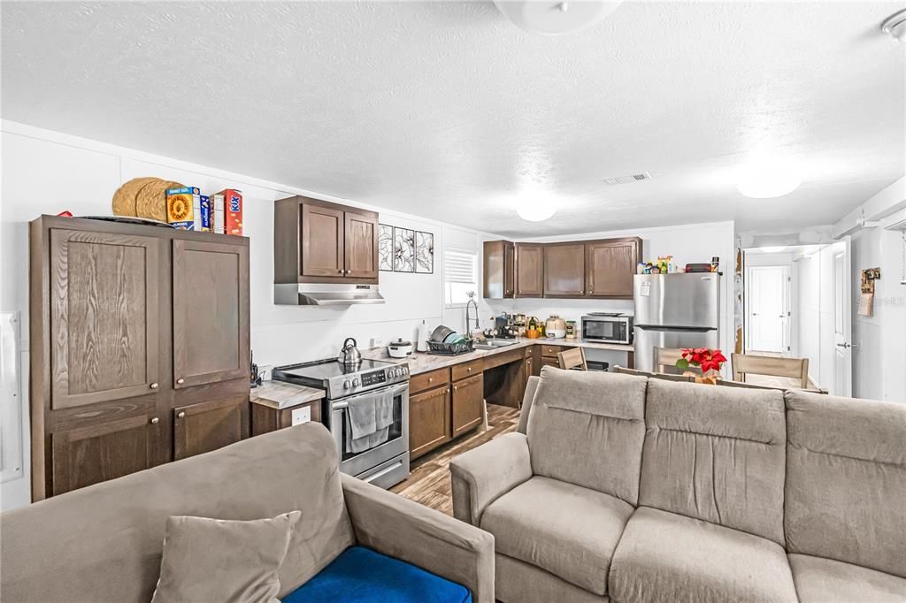 For Sale: $580,000 (3 beds, 2 baths, 980 Square Feet)