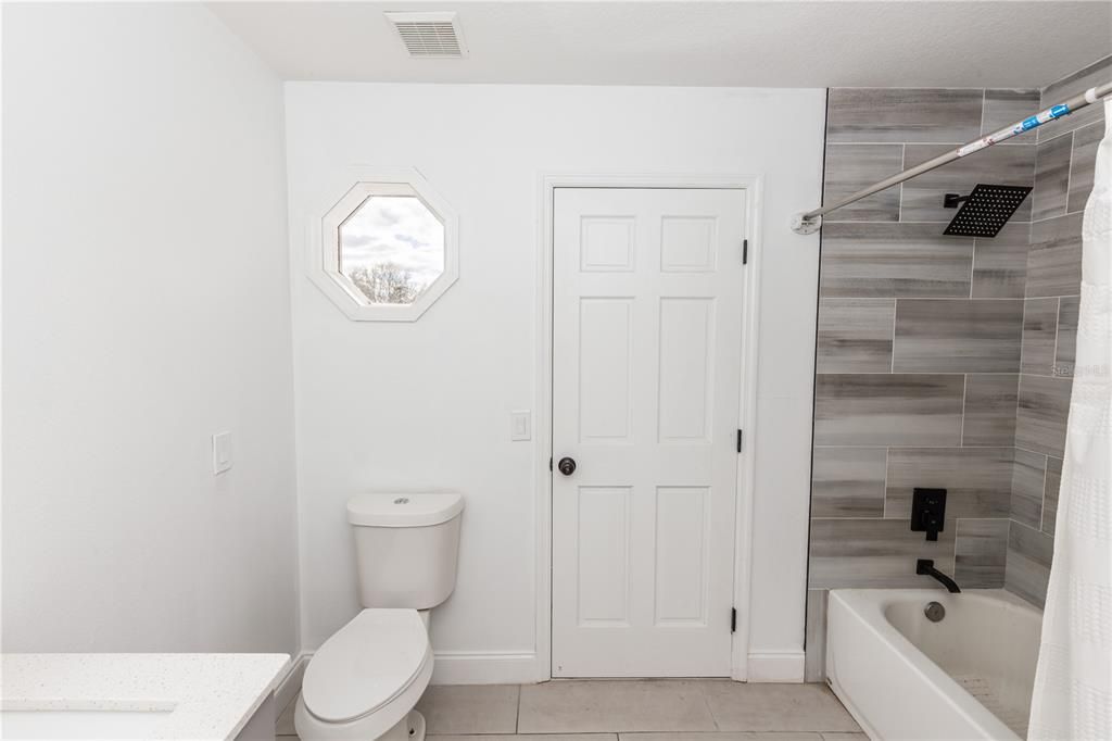 Activo con contrato: $579,900 (5 camas, 3 baños, 3086 Pies cuadrados)