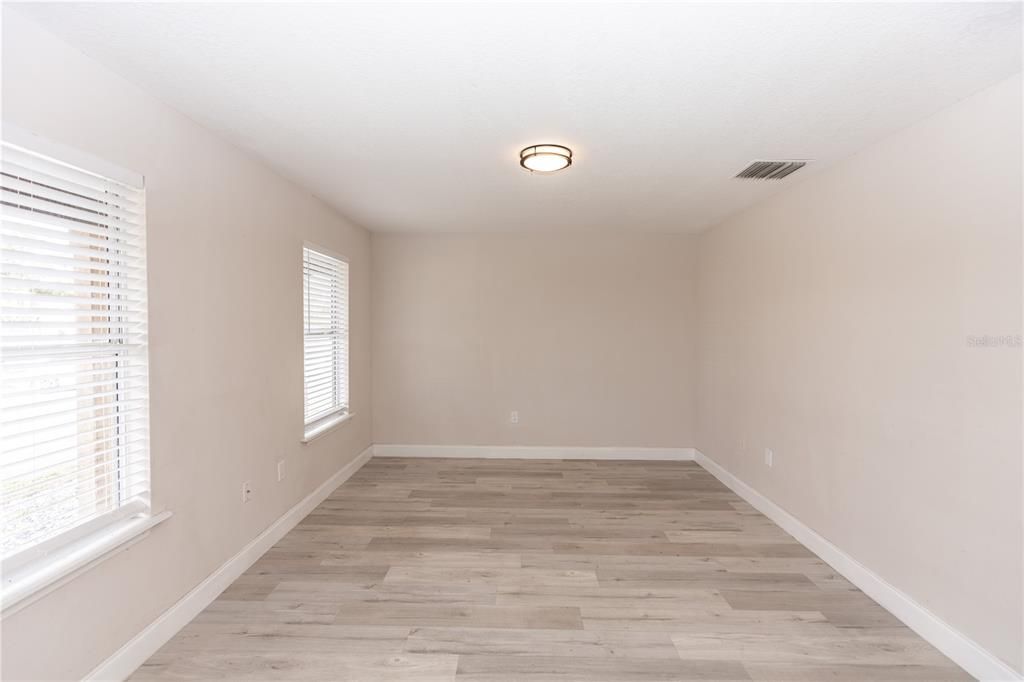 Activo con contrato: $579,900 (5 camas, 3 baños, 3086 Pies cuadrados)
