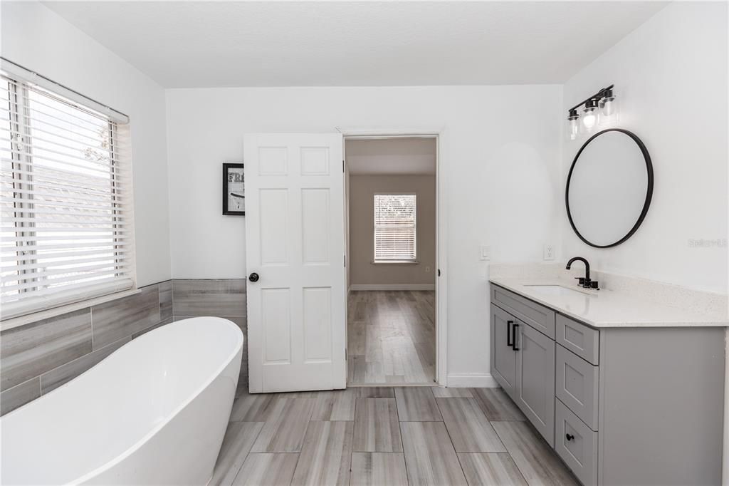 Activo con contrato: $579,900 (5 camas, 3 baños, 3086 Pies cuadrados)