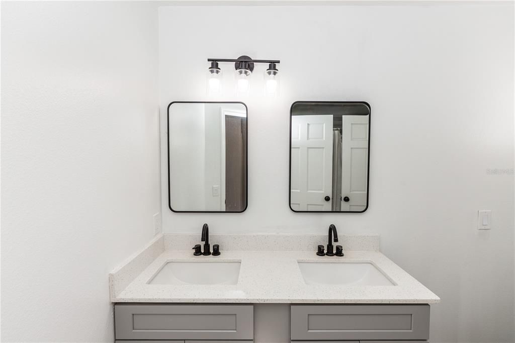 Activo con contrato: $579,900 (5 camas, 3 baños, 3086 Pies cuadrados)