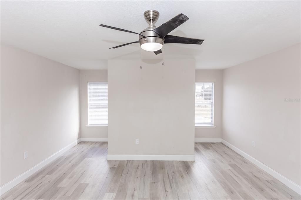 Activo con contrato: $579,900 (5 camas, 3 baños, 3086 Pies cuadrados)
