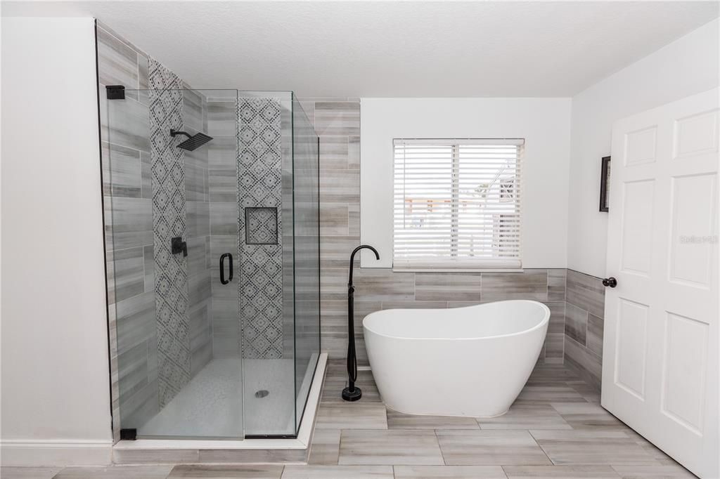 Activo con contrato: $579,900 (5 camas, 3 baños, 3086 Pies cuadrados)