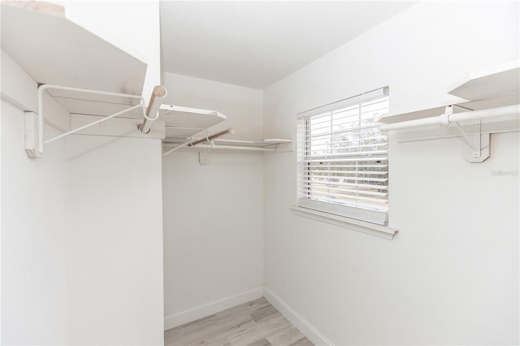 Activo con contrato: $579,900 (5 camas, 3 baños, 3086 Pies cuadrados)