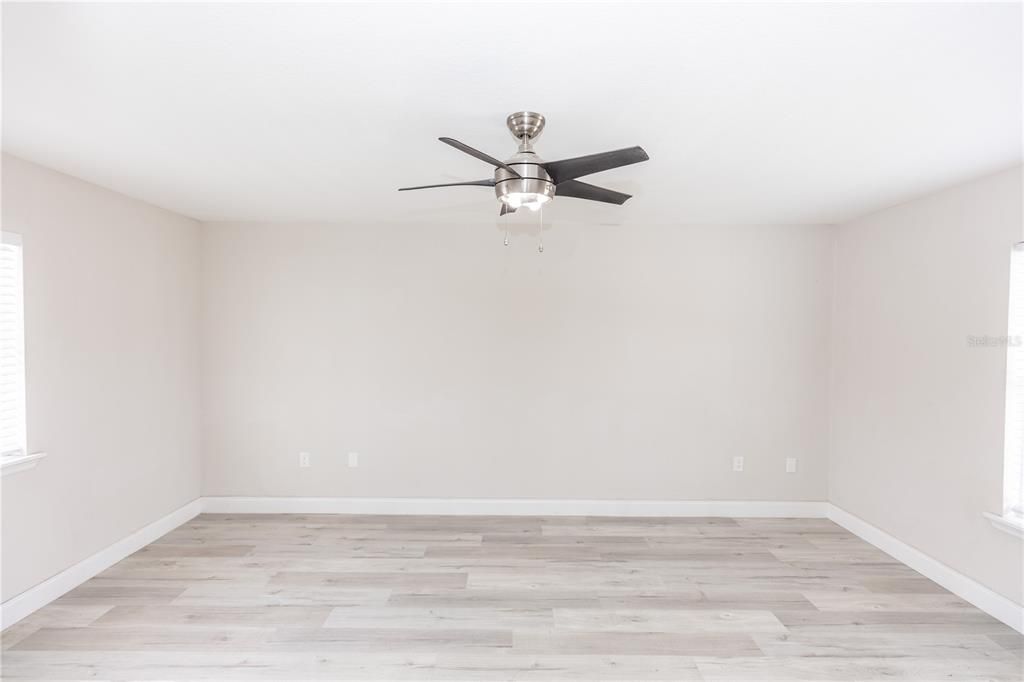 Activo con contrato: $579,900 (5 camas, 3 baños, 3086 Pies cuadrados)