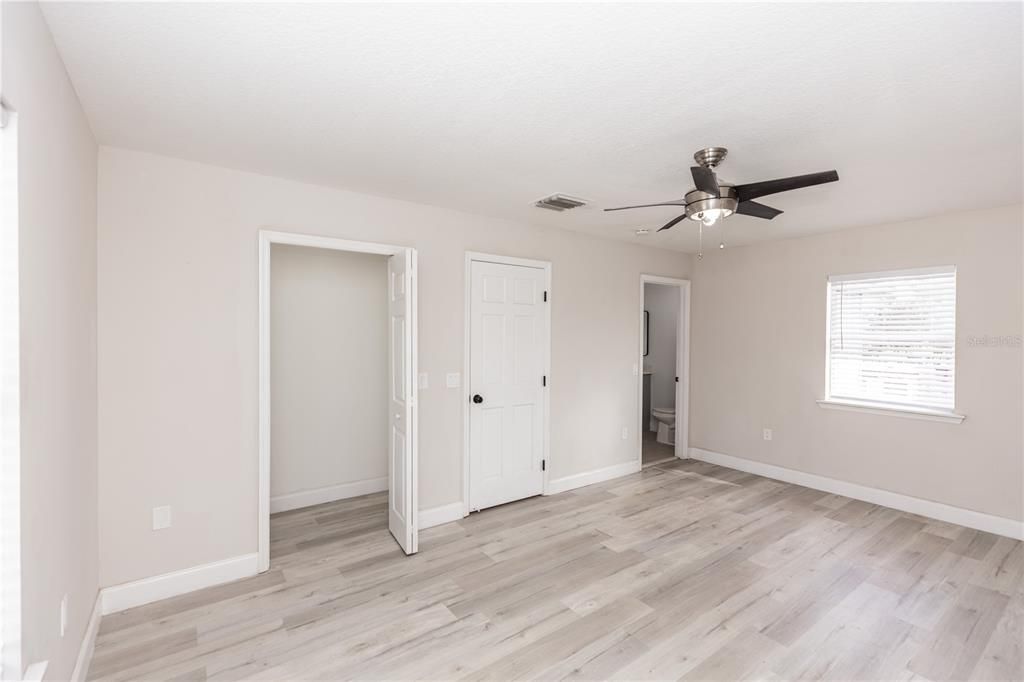Activo con contrato: $579,900 (5 camas, 3 baños, 3086 Pies cuadrados)