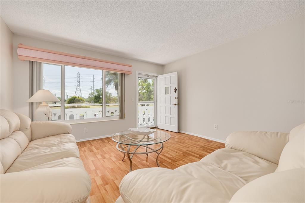 En Venta: $130,000 (2 camas, 2 baños, 1100 Pies cuadrados)