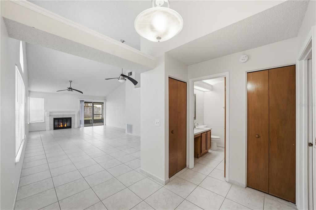 En Venta: $299,900 (2 camas, 2 baños, 1052 Pies cuadrados)