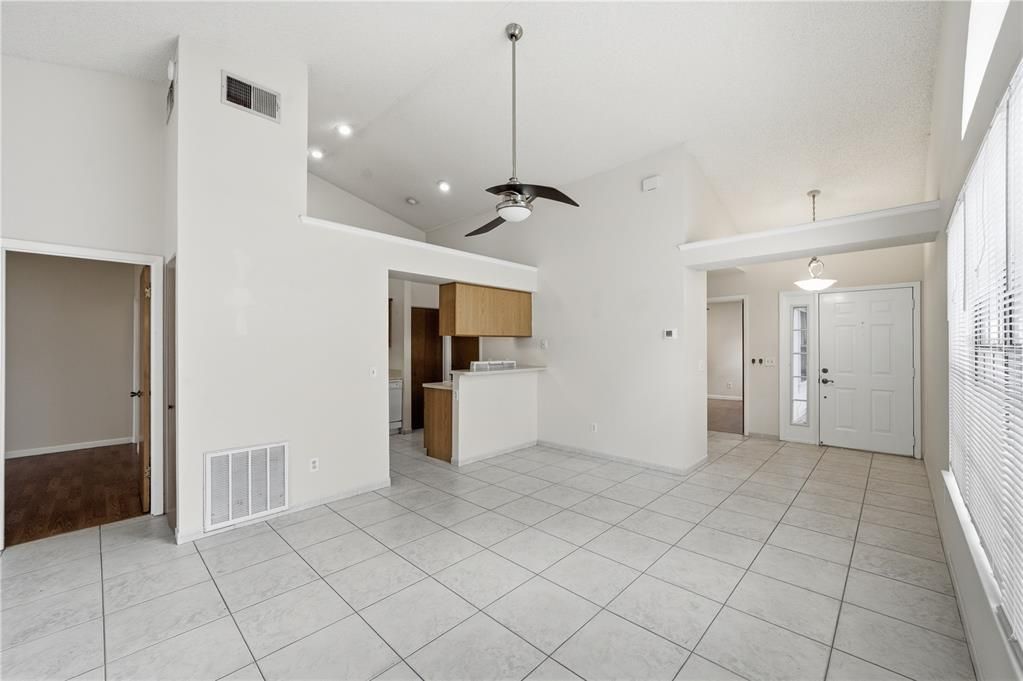 En Venta: $299,900 (2 camas, 2 baños, 1052 Pies cuadrados)