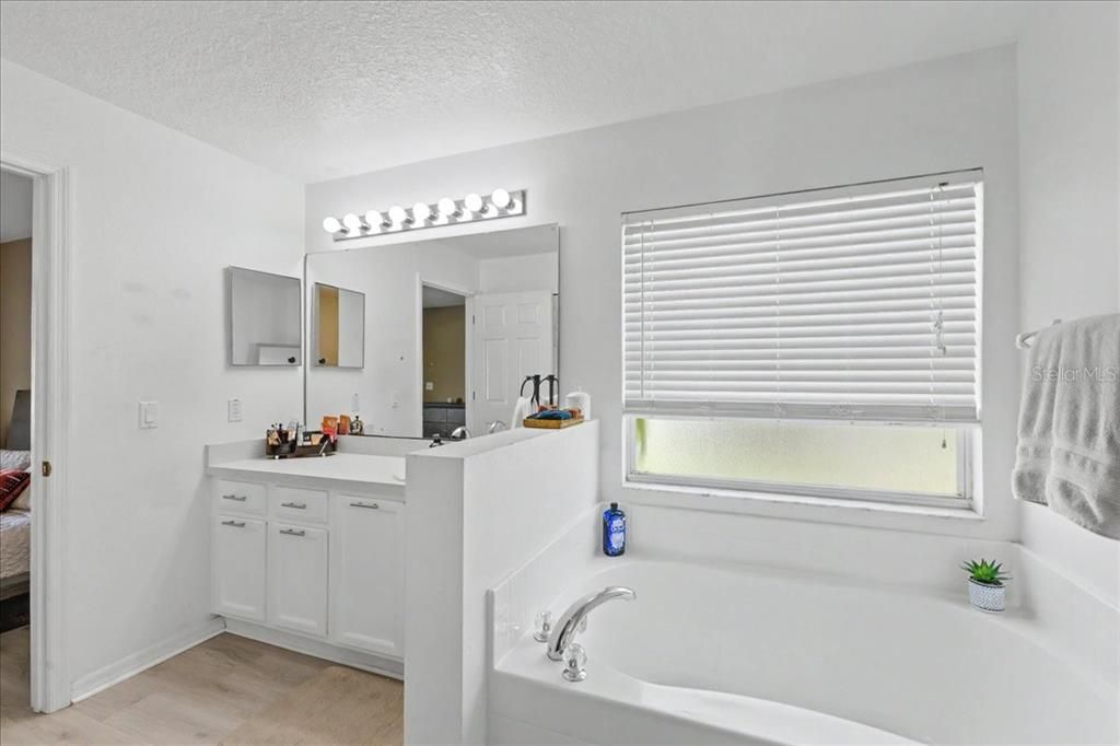 Activo con contrato: $374,900 (4 camas, 2 baños, 1852 Pies cuadrados)