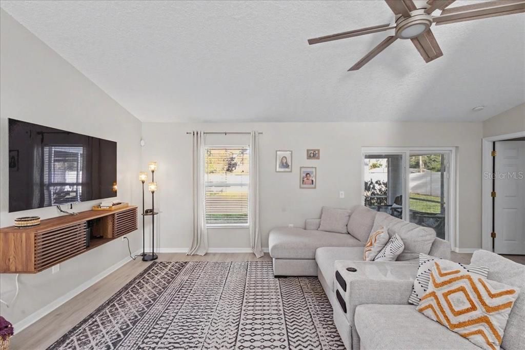 Activo con contrato: $374,900 (4 camas, 2 baños, 1852 Pies cuadrados)