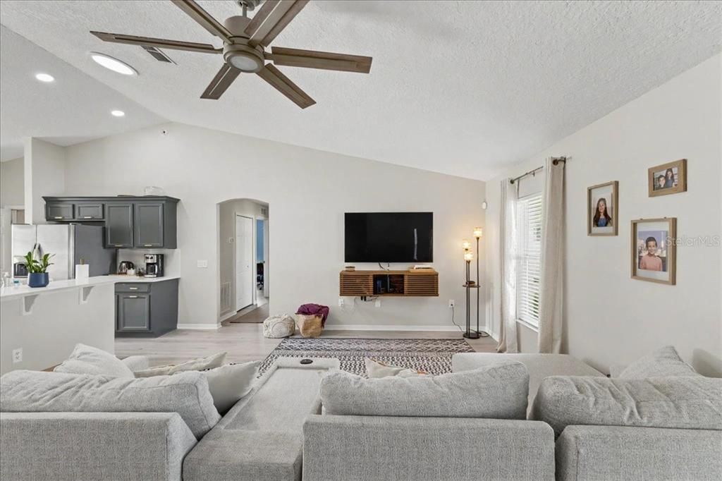 Activo con contrato: $374,900 (4 camas, 2 baños, 1852 Pies cuadrados)