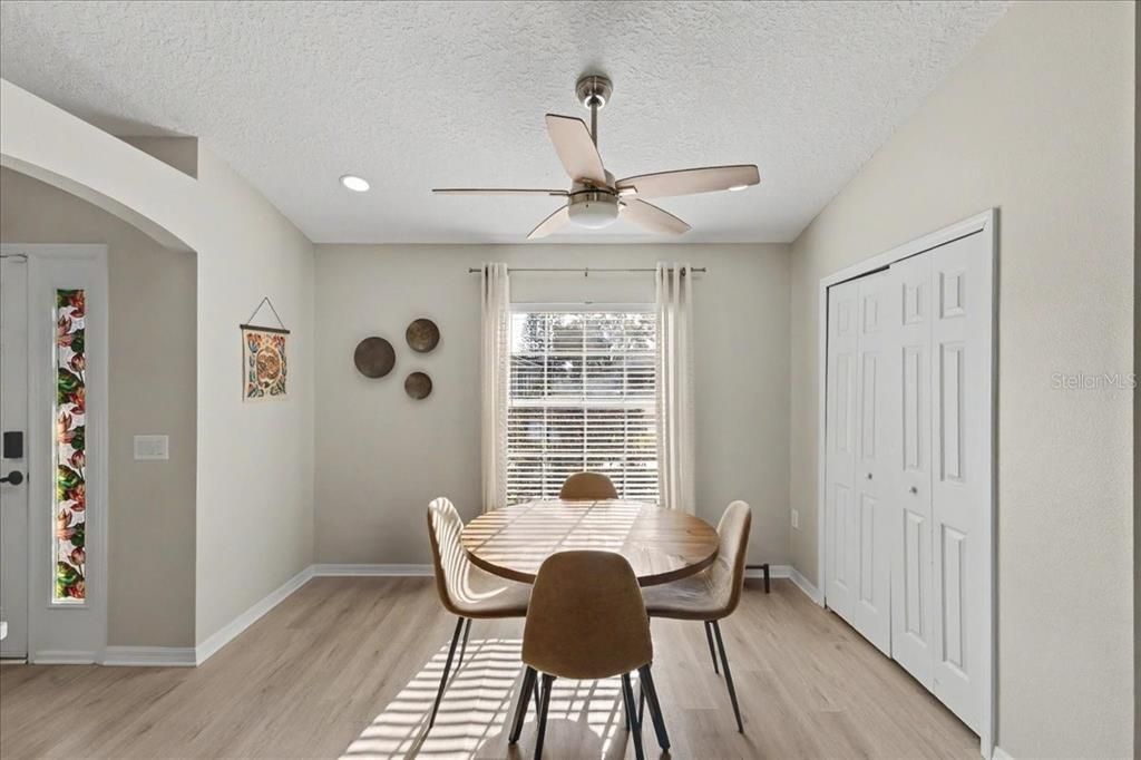 Activo con contrato: $374,900 (4 camas, 2 baños, 1852 Pies cuadrados)