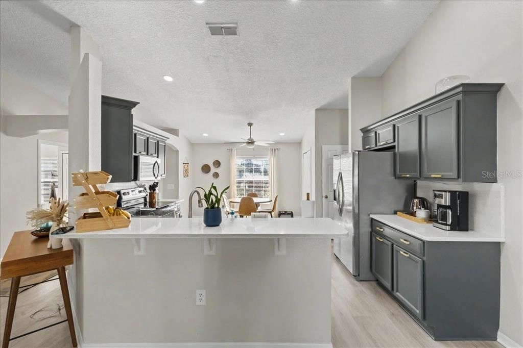 Activo con contrato: $374,900 (4 camas, 2 baños, 1852 Pies cuadrados)