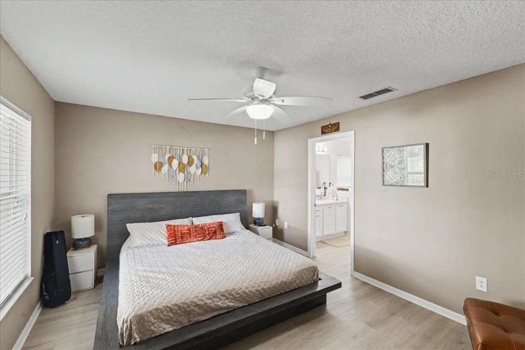 Activo con contrato: $374,900 (4 camas, 2 baños, 1852 Pies cuadrados)