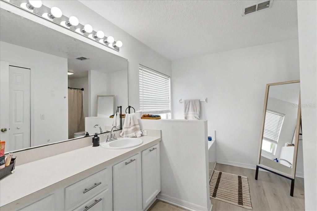 Activo con contrato: $374,900 (4 camas, 2 baños, 1852 Pies cuadrados)